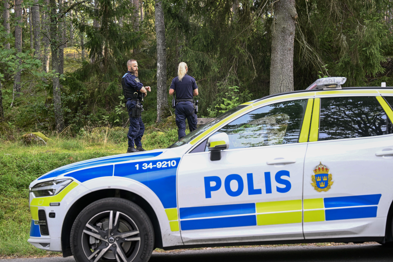 Polis i skogsområdet Smedby i Upplands Väsby efter att en man påträffats skjuten utomhus. Foto: Fredrik Sandberg/TT