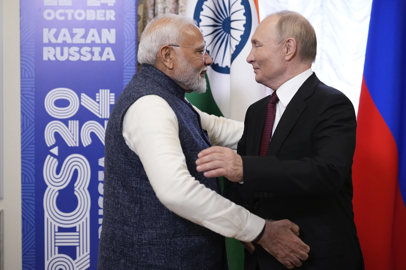 Indiens premiärminister Narendra Modi hälsar på Rysslands president Vladimir Putin när de träffades i fjol. Foto: Alexander Zemlianichenko/AP/TT