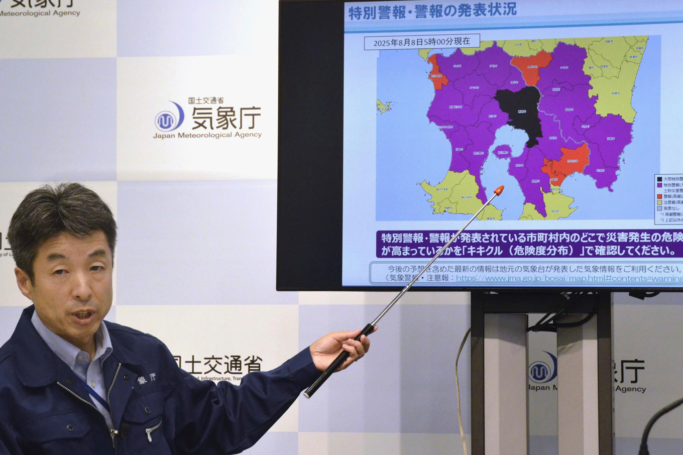 Den japanska vädermyndigheten höll presskonferens på fredagen men anledning av det allvarliga läget. Foto: Kyodo News/AP/TT