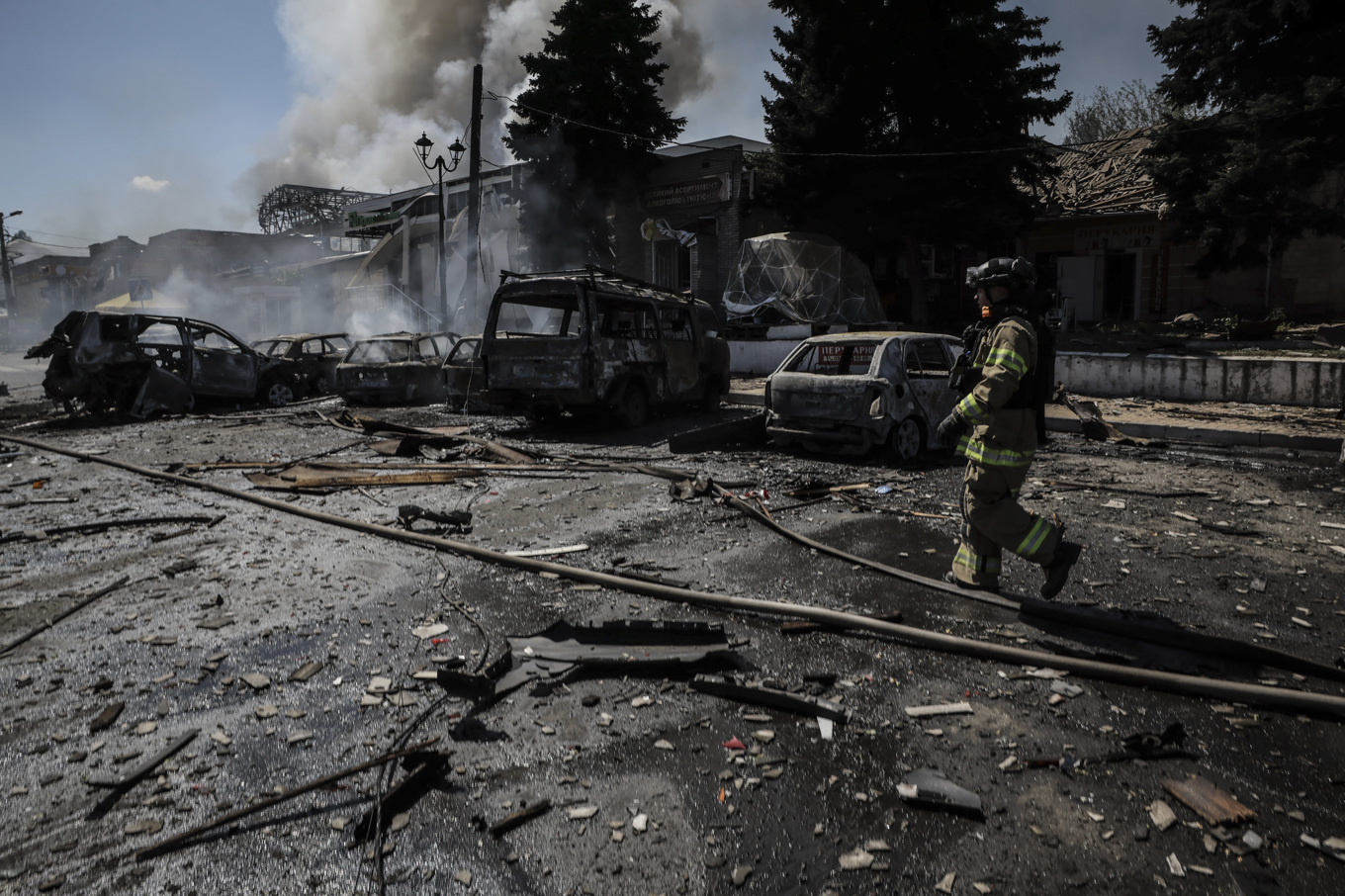 Ukrainska brandmän släcker en brand efter ett ryskt drönaranfall i den lilla staden Druzjkivka i Donetsk nära fronten. Bild från 2 augusti. Foto: Oleg Petrasiuk/Ukrainas 24:e brigad via AP/TT