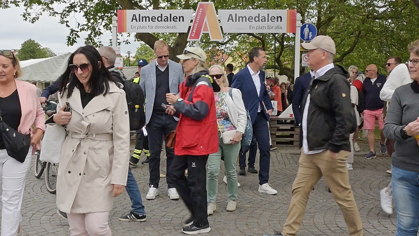 Under upphaussade Almedalsveckan marknadsförs demokrati och politiska frågor, men det råder svensk konsensus som begränsar nytänkande. Foto: Roger Sahlström