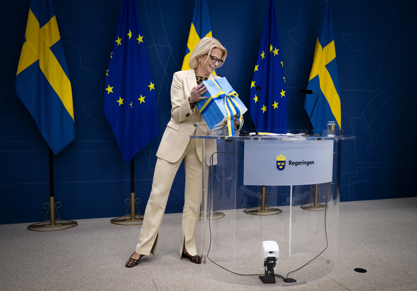 Snart kommer finansminister Elisabeth Svantesson (M) att presentera budgeten för nästa år, vilken spås fokusera på hushållens konsumtion. Bild från förra årets presentation. Foto: Pontus Lundahl/TT