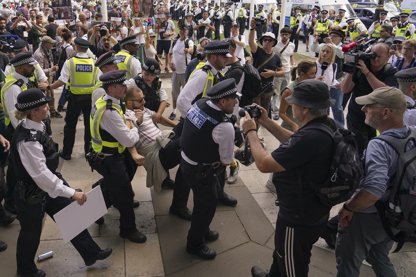 Anhängare till en förbjuden pro-palestinsk grupp har frihetsberövats i London. Foto: Alberto Pezzali/AP/TT