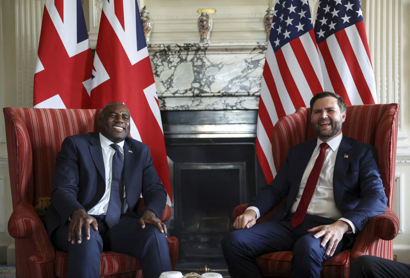 Den brittiske utrikesministern David Lammy tillsammans med USA:s vicepresident JD Vance i Chevening House i Kent, England, på fredagen. Foto: Suzanne Plunkett/AP/TT