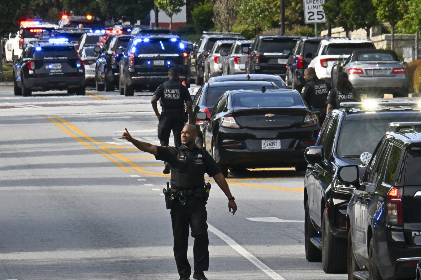 Poliser blockerar en väg i samband med skjutningen vid ett campusområde tillhörande Emory University i Atlanta. Foto: Hyosub Shin/AP/TT