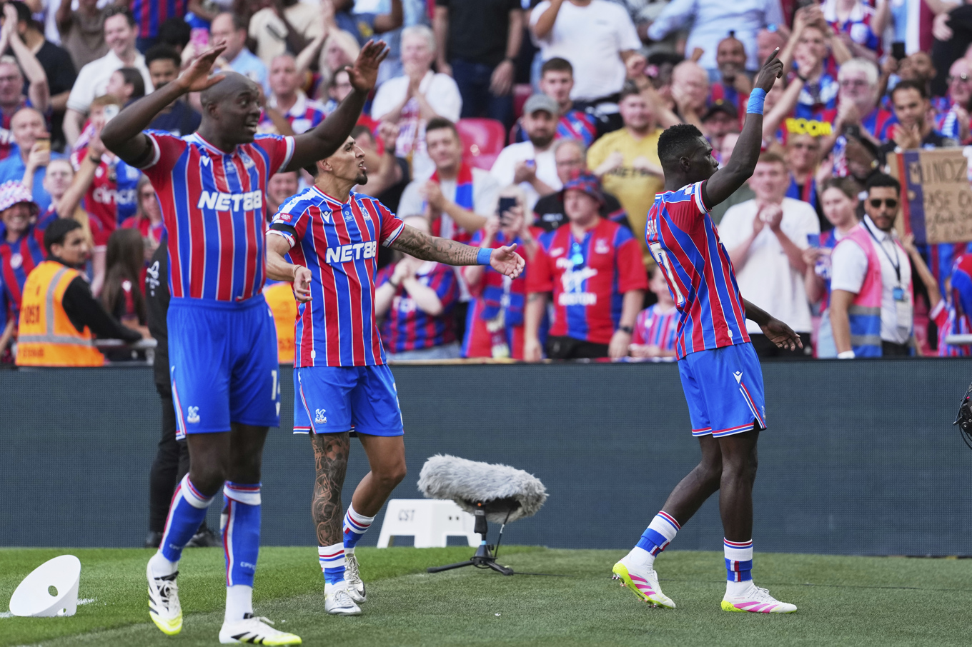 Crystal Palace firar Ismaila Sarrs kvittering mot Liverpool. Foto: Dave Shopland/AP/TT