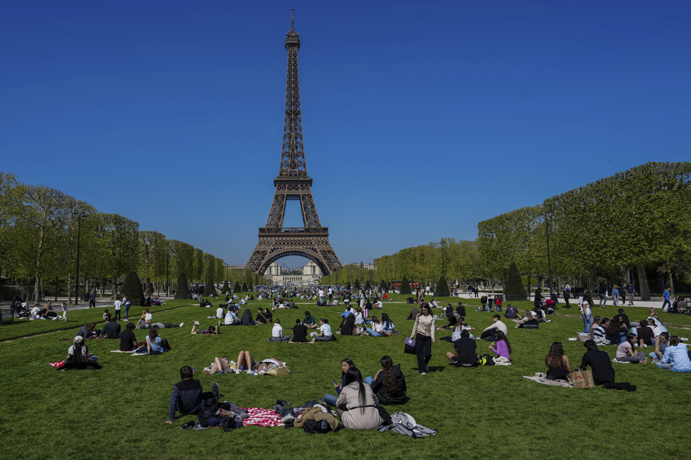 Paris välkända landmärke Eiffeltornet fotograferat under en vårdag i april i år. Foto: Aurelien Morissard/AP/TT