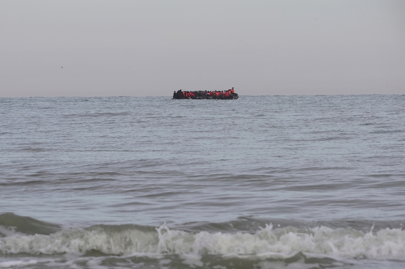 En vanlig migrantrutt går via havet – men vissa försöker ta sig från Frankrike till Storbritannien genom att åka med lastbilar. Arkivbild. Foto: John Leicester/AP/TT