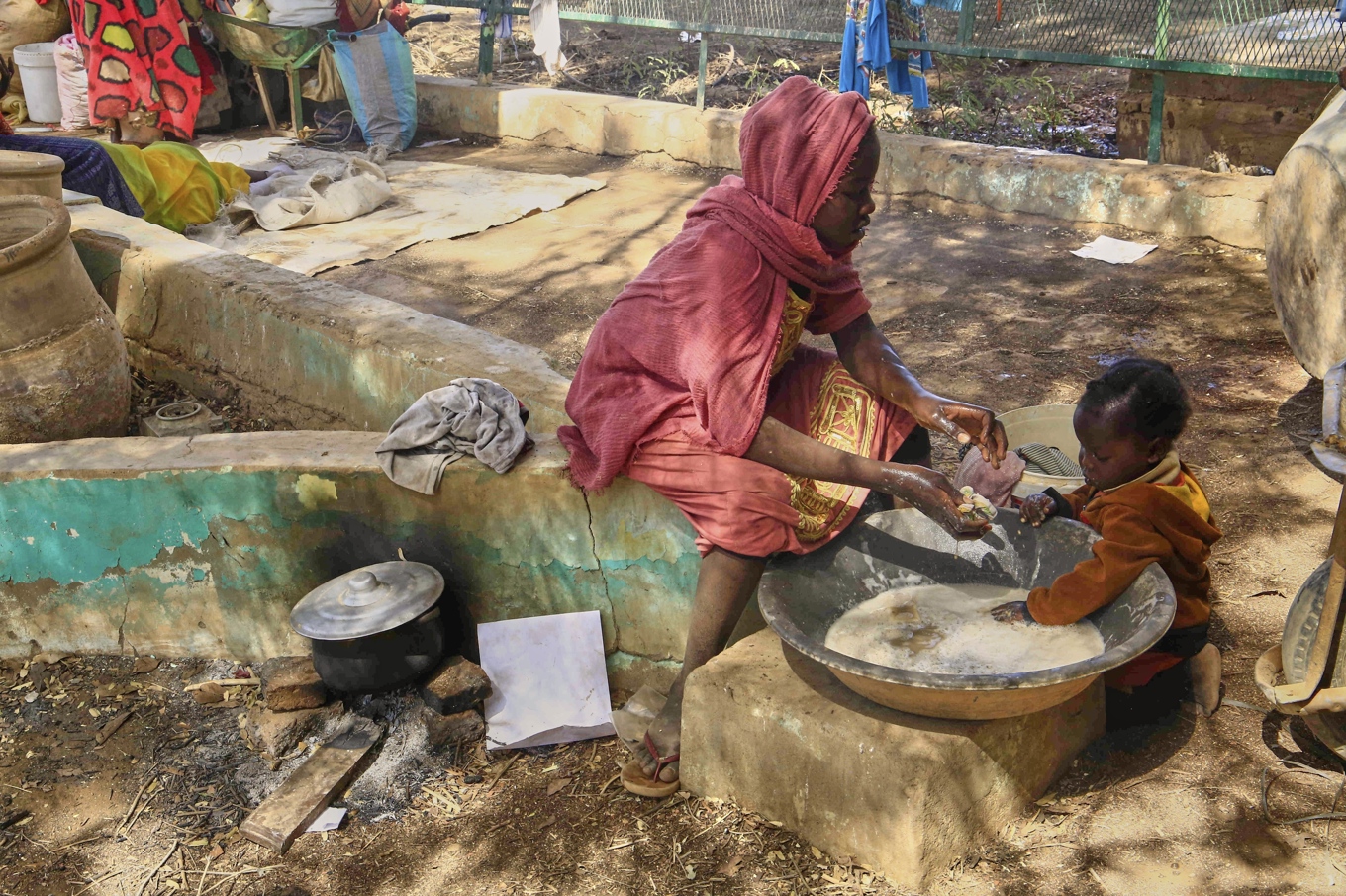 Sudanesiska flyktingfamiljer söker skydd i en skola efter att ha evakuerats av den sudanesiska armén från områden som tidigare kontrollerades av RSF, mars 2025. Foto: AP/TT
