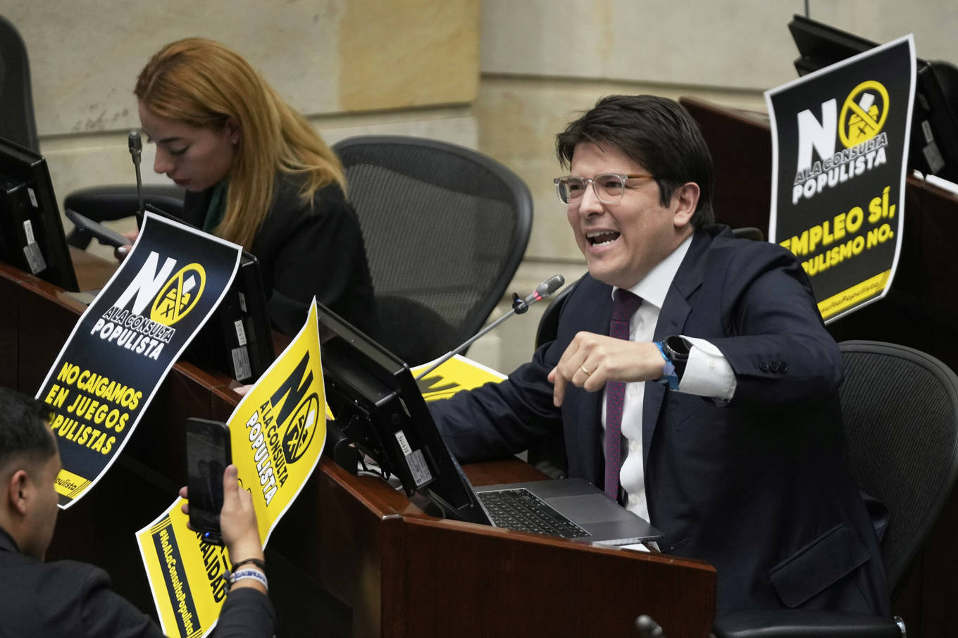 Den colombianske presidentkandidaten Miguel Uribe under en debatt i maj 2025. Foto: Fernando Vergara/AP/TT