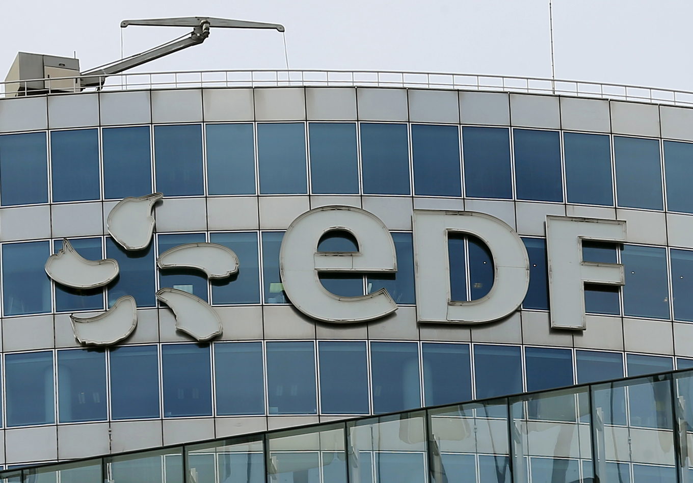 EDF:s logga på en kontorsbyggnad i La Défense, Paris. Arkivbild. Foto: Jacques Brinon/AP/TT