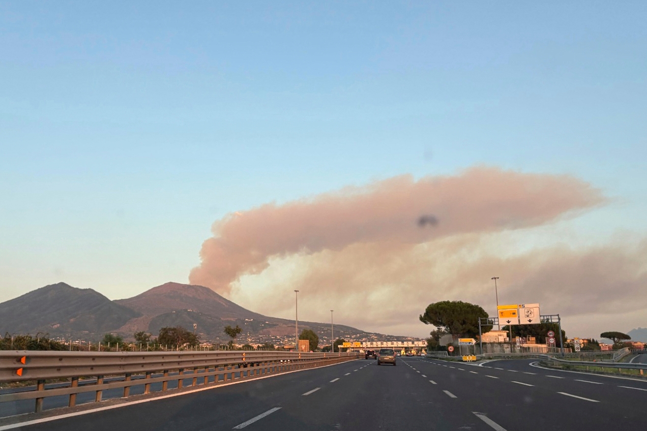 Det brinner i nationalparken runt vulkanen Vesuvius. Bilden togs i söndags. Foto: Christophe Ena/AP/TT