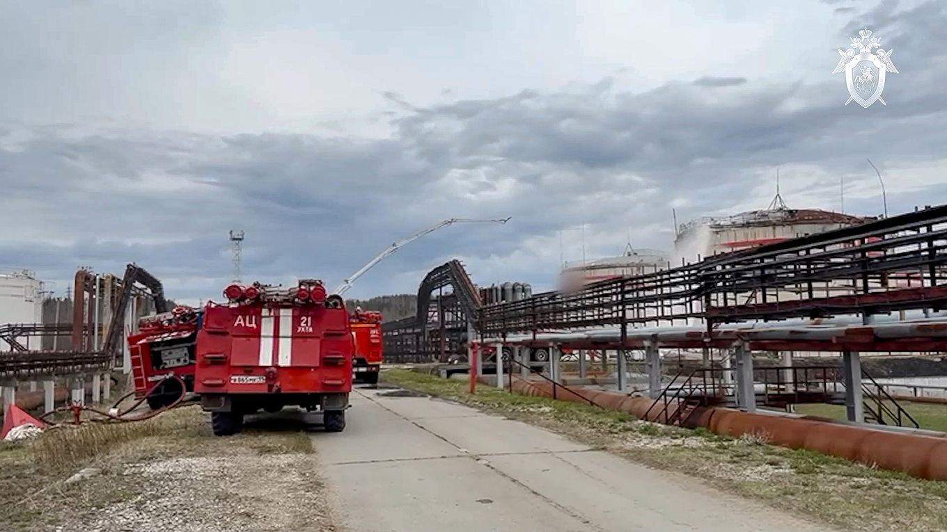 Ett raffinaderi i Komi-republiken i norra Ryssland. Bilden togs vid en brand förra sommaren. Då hävdade ryska myndigheter att den inte orsakats av ukrainska anfall. Foto: Ryska räddningsverket via AP/TT