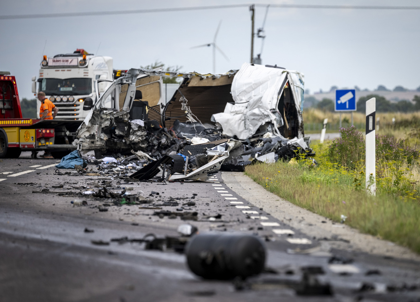 Bärgare på plats efter en kollision mellan en lastbil och en skåpbil på riksväg 17 i höjd med Teckomatorp. Foto: Johan Nilsson/TT