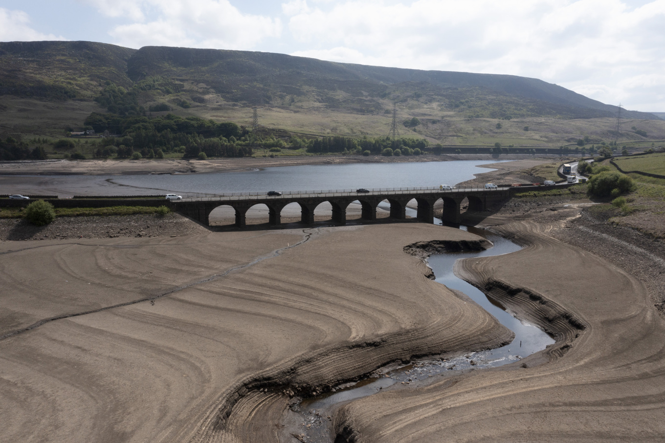 Låga vattennivåer i vattenreservoaren Woodhead Reservoir i Derbyshire, England. Bild tagen den 19 maj. Foto: Jon Super/AP/TT