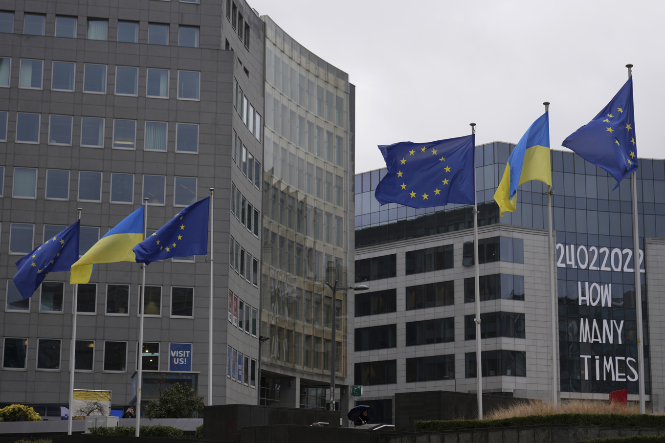 EU:s och Ukrainas flaggor vajar sida vid sida utanför europeiska utrikestjänstens högkvarter i Bryssel. Arkivbild. Foto: Virginia Mayo/AP/TT