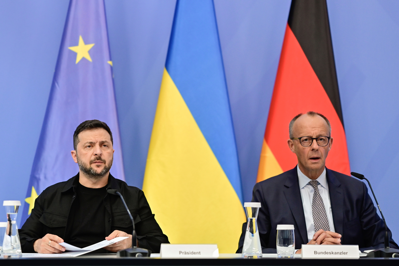 Ukrainas president Volodymyr Zelenskyj och Tysklands förbundskansler Friedrich Merz under onsdagens toppmöte med europeiska ledare. Foto: John MacDougall/AP/TT