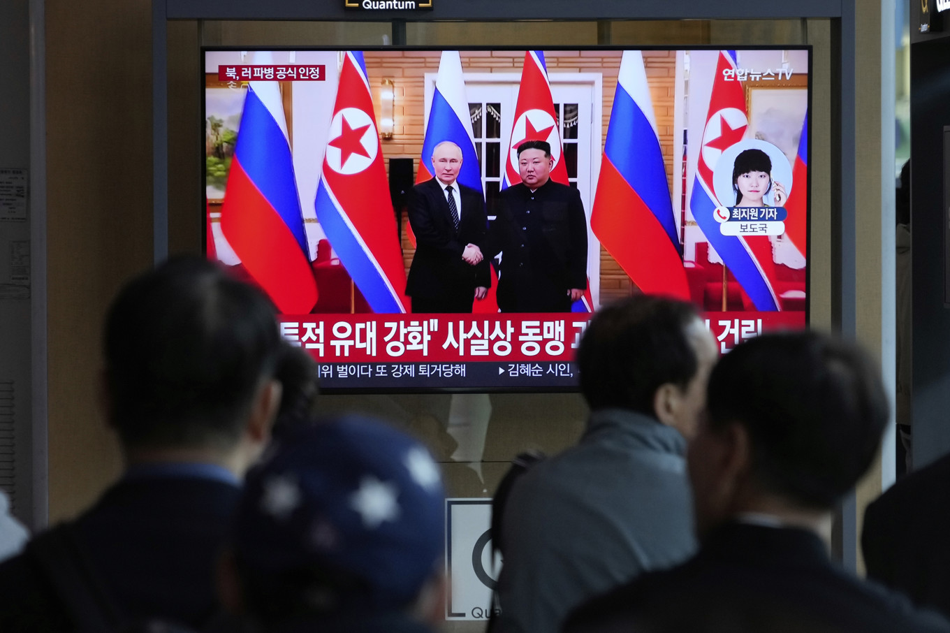 En tv-skärm visar bilder från ett möte mellan Vladimir Putin och Kim Jong-Un i Pyongyang i april. Arkivbild. Foto: Ahn Young-Joon/AP/TT