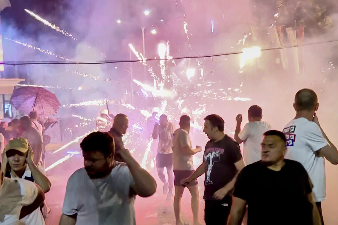 Nödraketer användes flitigt när demonstranter för och emot den serbiska regeringen drabbade samman i Vrbas under tisdagen. Foto: N1 Serbia via AP/TT