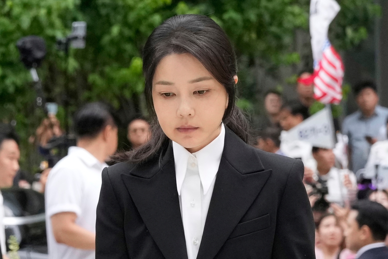 Kim Keon Hee, fru till Sydkoreas avsatte president Yoon Suk-Yeol, anländer till åklagarförhör tidigare i augusti. Foto: Ahn Young-joon/AP/TT