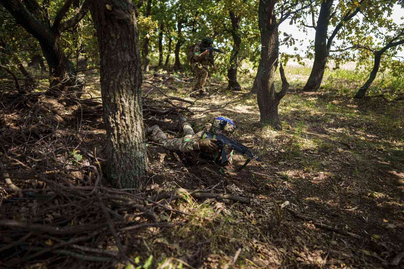 Ukrainsk soldat under en övning i närheten av frontlinjen vid Pokrovsk. Bild från i fredags. Foto: Evgeniy Maloletka/AP/TT