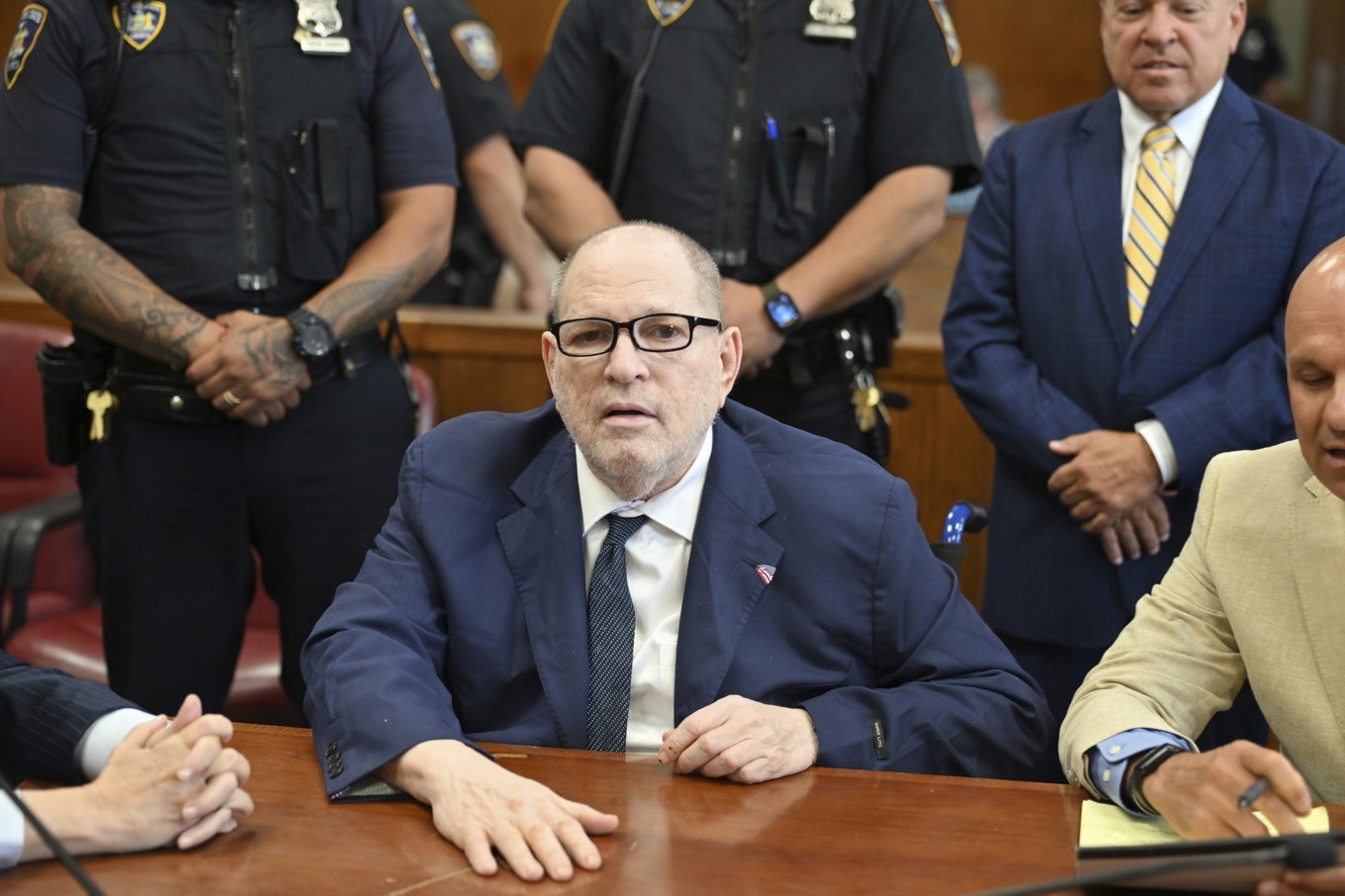 Den före detta filmmogulen Harvey Weinstein (mitten) under den förra rättegången på Manhattan i New York. Foto: Curtis Means/AP/TT