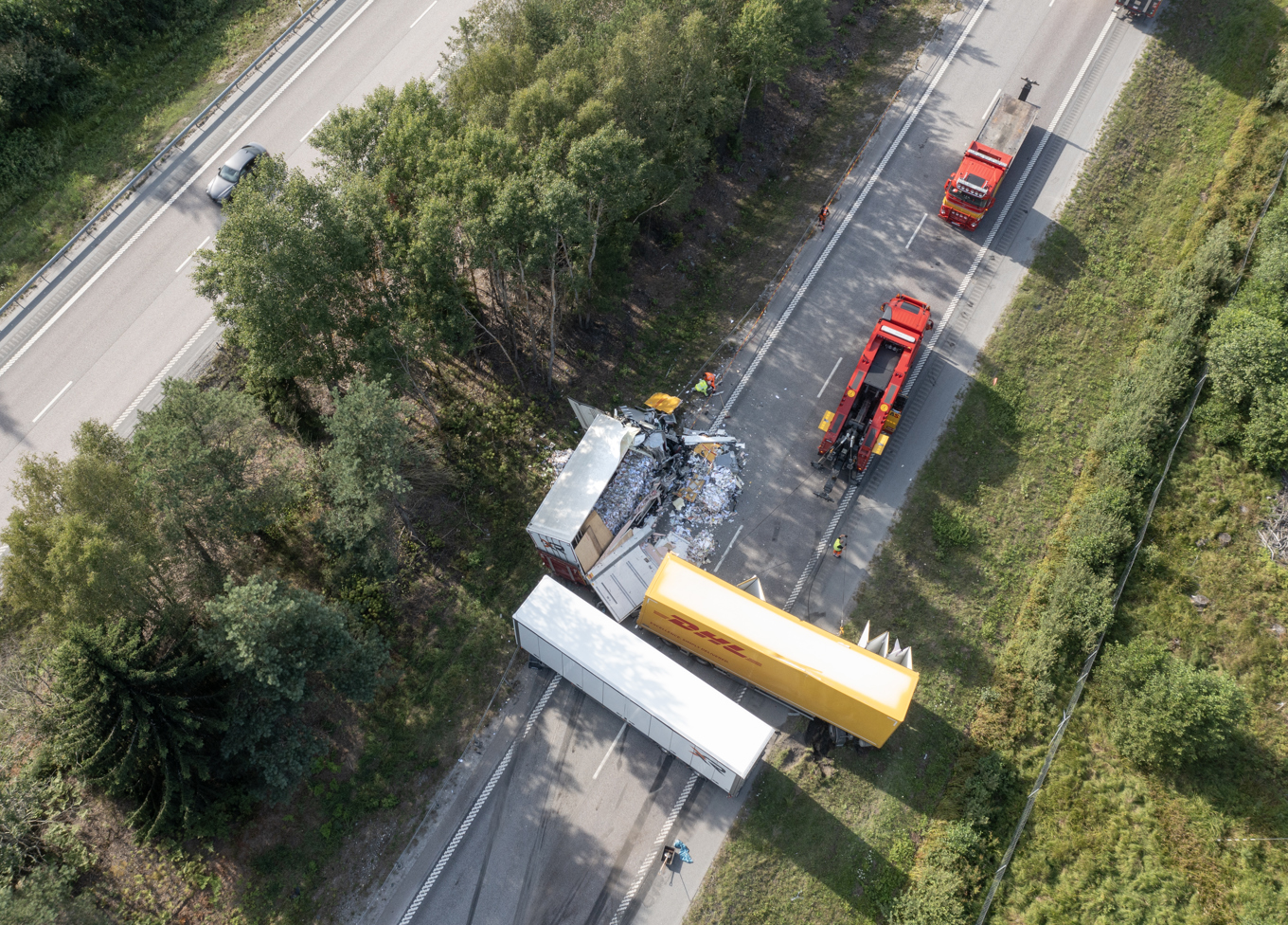 En långtradare spärrar hela E18 norrgående i höjd med Bro nordväst om Stockholm, vilket orsakade långa köer under eftermiddagen. Foto: Fredrik Sandberg/TT