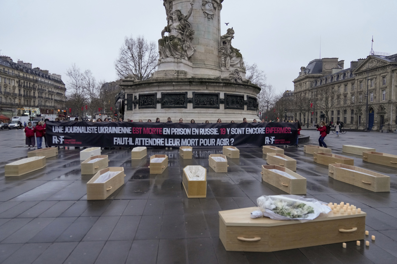 En demonstration med fejkade kistor av reportrar utan gränser i Frankrike i protest mot fängslade ukrainska journalister i Ryssland i februari i år. Foto: Michel Euler/AP/TT