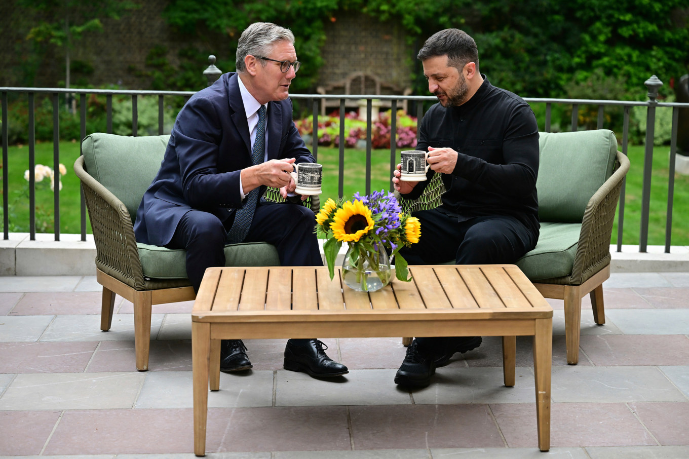Keir Starmer och Volodymyr Zelenskyj i trädgården på 10 Downing Street i London. Foto: Ben Stansall, pool via AP/TT