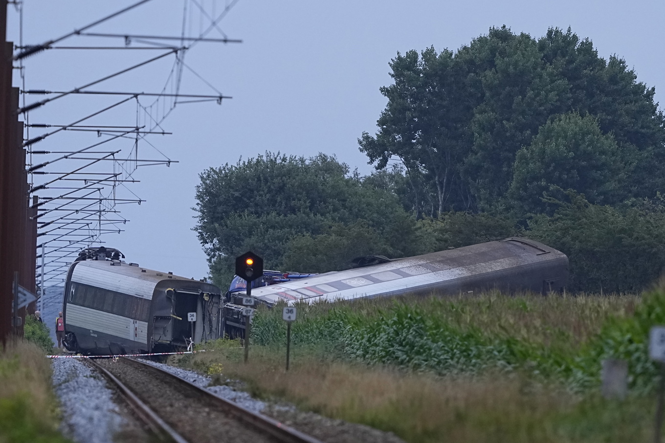 Det urspårade tåget utanför den danska byn Bjerndrup mellan Klipelv och Tinglev. Foto: Bo Amstrup/Ritzau Scanpix/TT