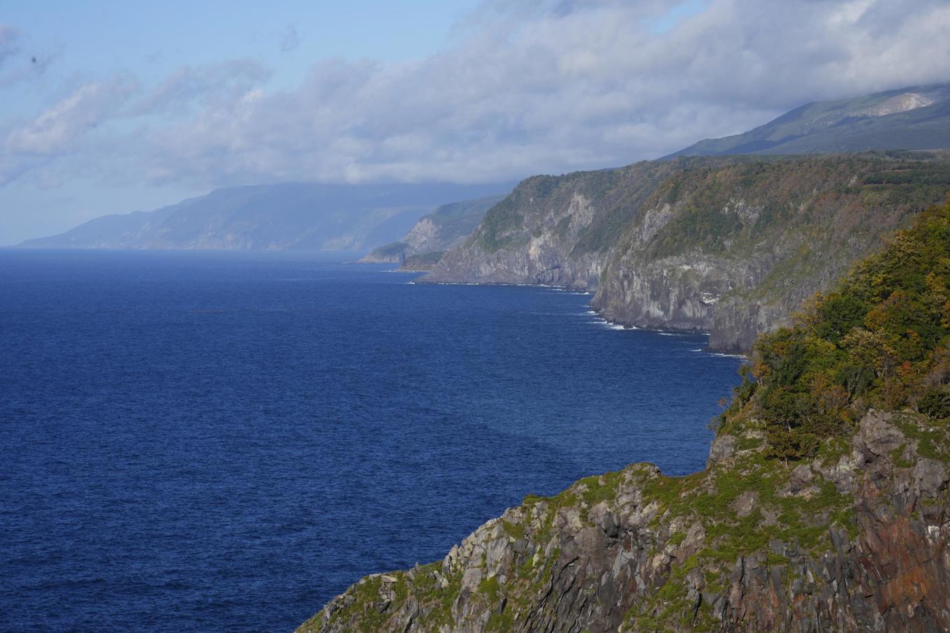 Nationalparken Shiretoko på norra spetsen av japanska Hokkaido, där en vandrare tros ha dödats av en brunbjörn. Arkivbild. Foto: Kyodo News via AP/TT