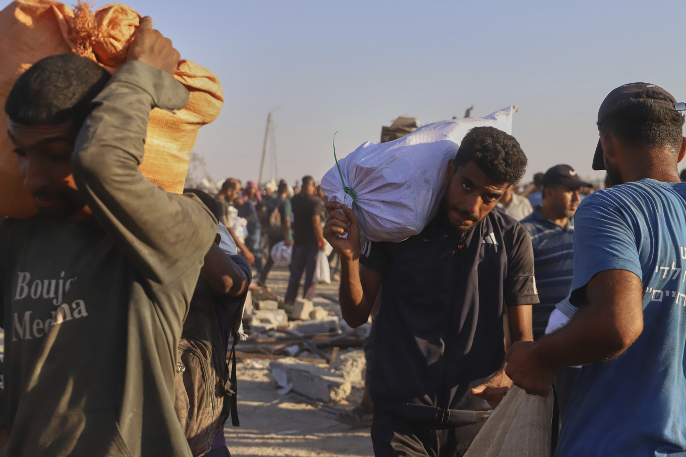 Palestinier i närheten av Rafah bär på nödhjälp. Bilden är tagen 4 augusti. Foto: Mariam Dagga/AP/TT