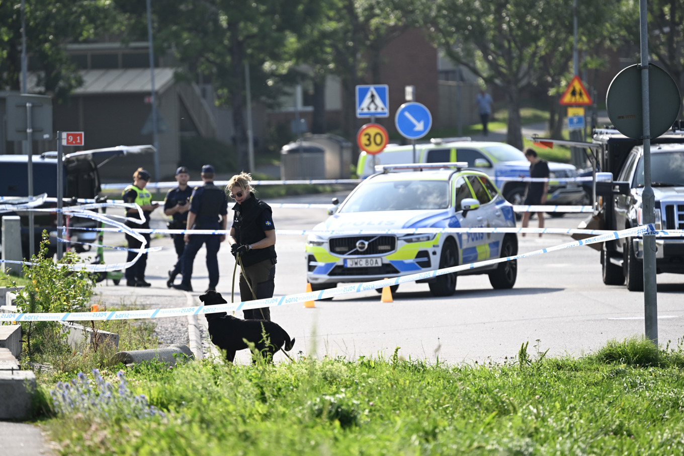 Polis på plats utanför moskén i Örebrostadsdelen Vivalla efter en skottlossning. Foto: Fredrik Sandberg/TT
