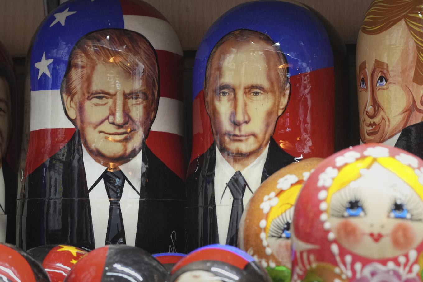 Ryska dockor som föreställer USA:s president Donald Trump och Rysslands Vladimir Putin. Foto: Dmitri Lovetsky/AP/TT
