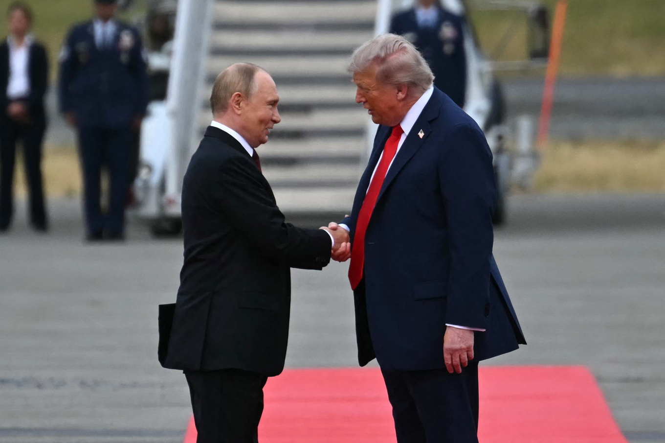 Ryske presidenten Vladimir Putin hälsas välkommen av den amerikanske presidenten Donald Trump på militärbasen Elmendorf-Richardson i Anchorage, Alaska Foto: Andrew Caballero-Reynolds/AP/TT