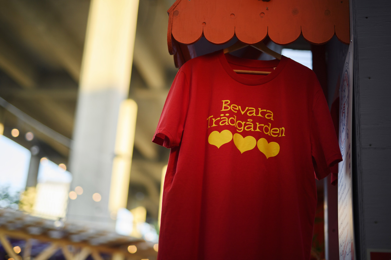 "Bevara Trädgården" står det på tröjorna som Trädgården tryckt upp i samband med att beslutet om ett nytt bygglov överklagats av boende i närområdet. Konflikter mellan grannar och uteställen är utbrett över hela landet. Foto: Oscar Olsson/TT