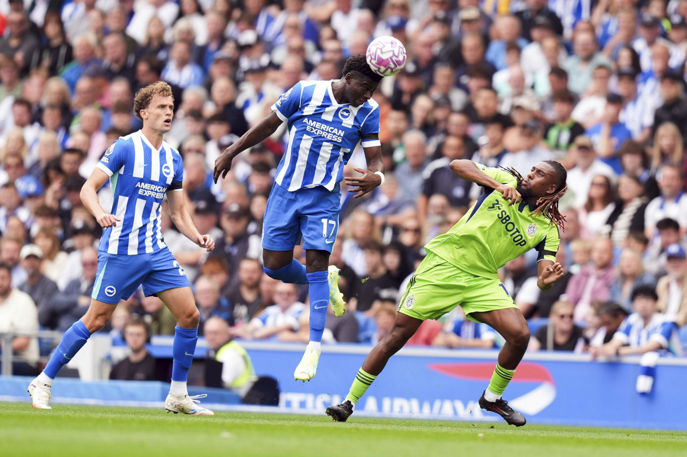Brightons Carlos Baleba nickar bollen under mötet med Fulham. Foto: Gareth Fuller/AP/TT