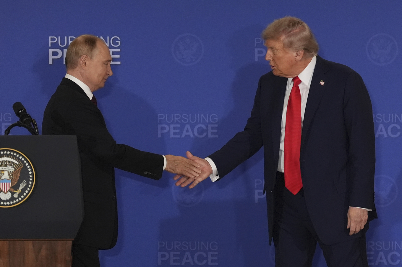 Rysslands president Vladimir Putin och USA:s president Donald Trump under en gemensam pressträff. Foto: Jae C. Hong/AP/TT