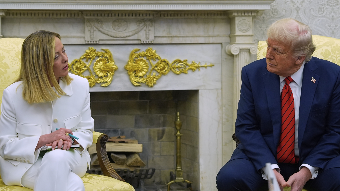 Italiens premiärminister Giorgia Meloni träffar Donald Trump i Vita huset i mitten av april. Meloni uppger att det finns ett förslag om en säkerhetsgaranti för Ukraina. Foto: Alex Brandon/AP/TT