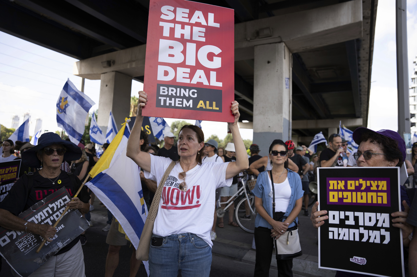 Demonstranterna kräver en uppgörelse för att få kvarvarande gisslan fri. Foto: Maya Levin/AP/TT