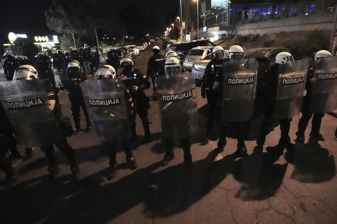 Serbisk kravallpolis i Belgrad på lördagen. Foto: Darko Vojinovic/AP/TT