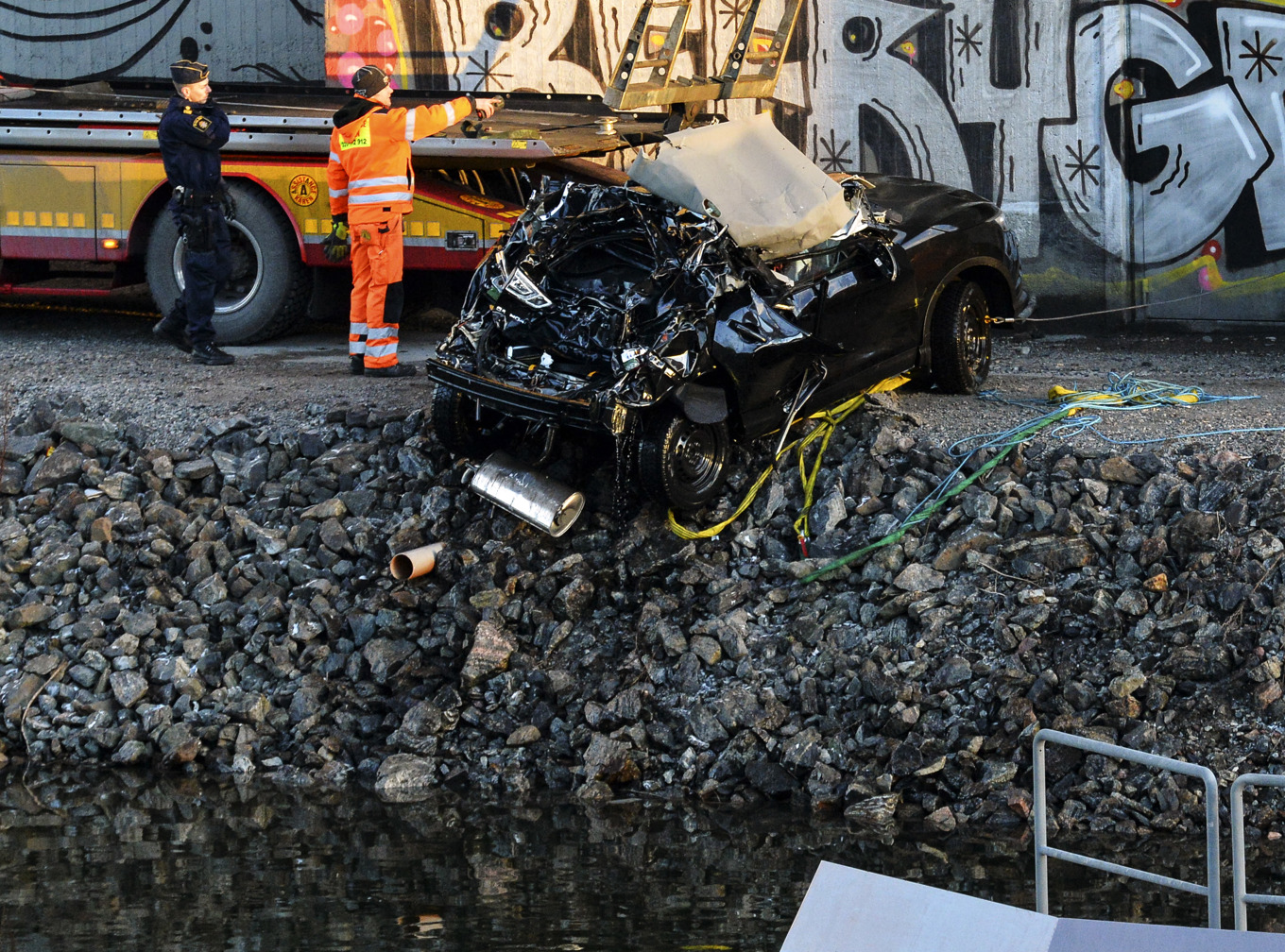 Bilvraket dras upp ur Södertäljekanalen. Arkivbild. Foto: Johan Nilsson / TT