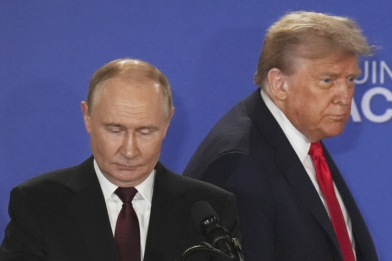 Rysslands president Vladimir Putin och USA:s president Donald Trump under en gemensam presskonferens efter mötet i fredags i Anchorage i Alaska. Foto: Jae C Hong/AP/TT