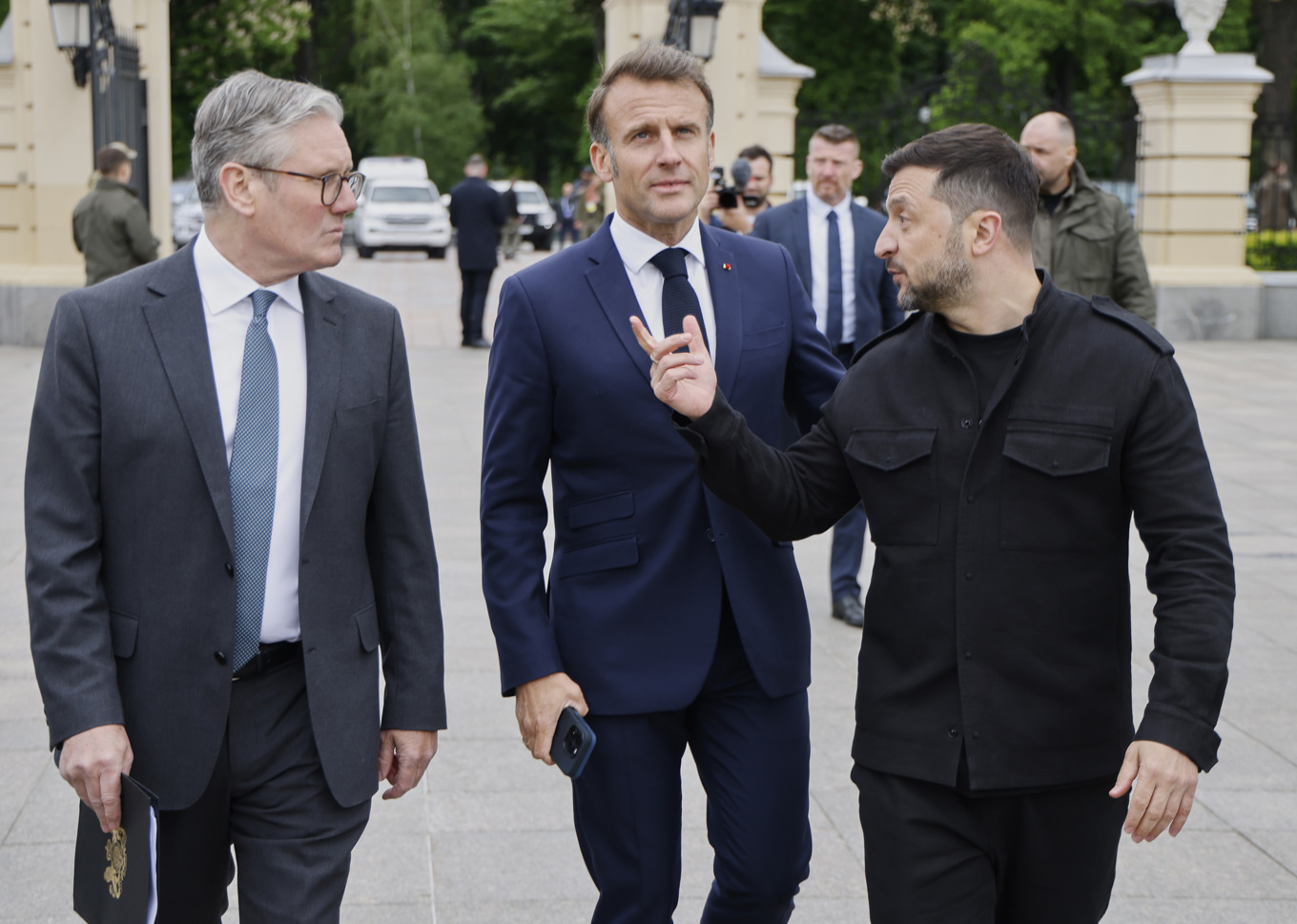 Englands premiärminister Keir Starmer (till vänster) och Frankrikes president Emmanuel Macron (mitten) är två av de europeiska ledare som följer med till Washington när Ukrainas president Volodymyr Zelenskyj (till höger) träffar USA:s president Donald Trump. Foto: Ludovic Marin/AP/TT