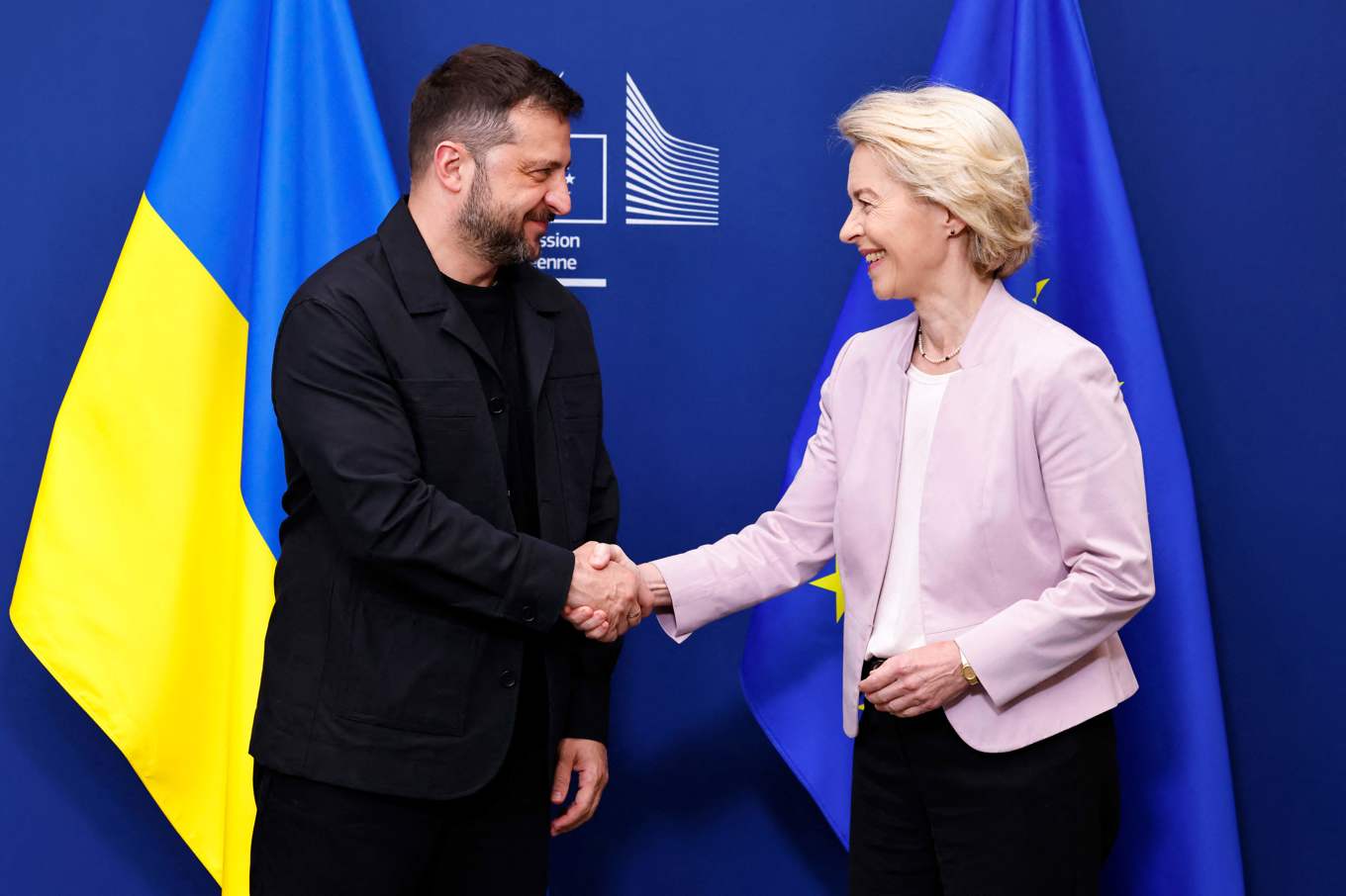 EU-kommissionens ordförande Ursula von der Leyen tar emot den ukrainske presidenten Volodymyr Zelenskyj i Bryssel. Foto: Simon Wohlfahrt/AP/TT