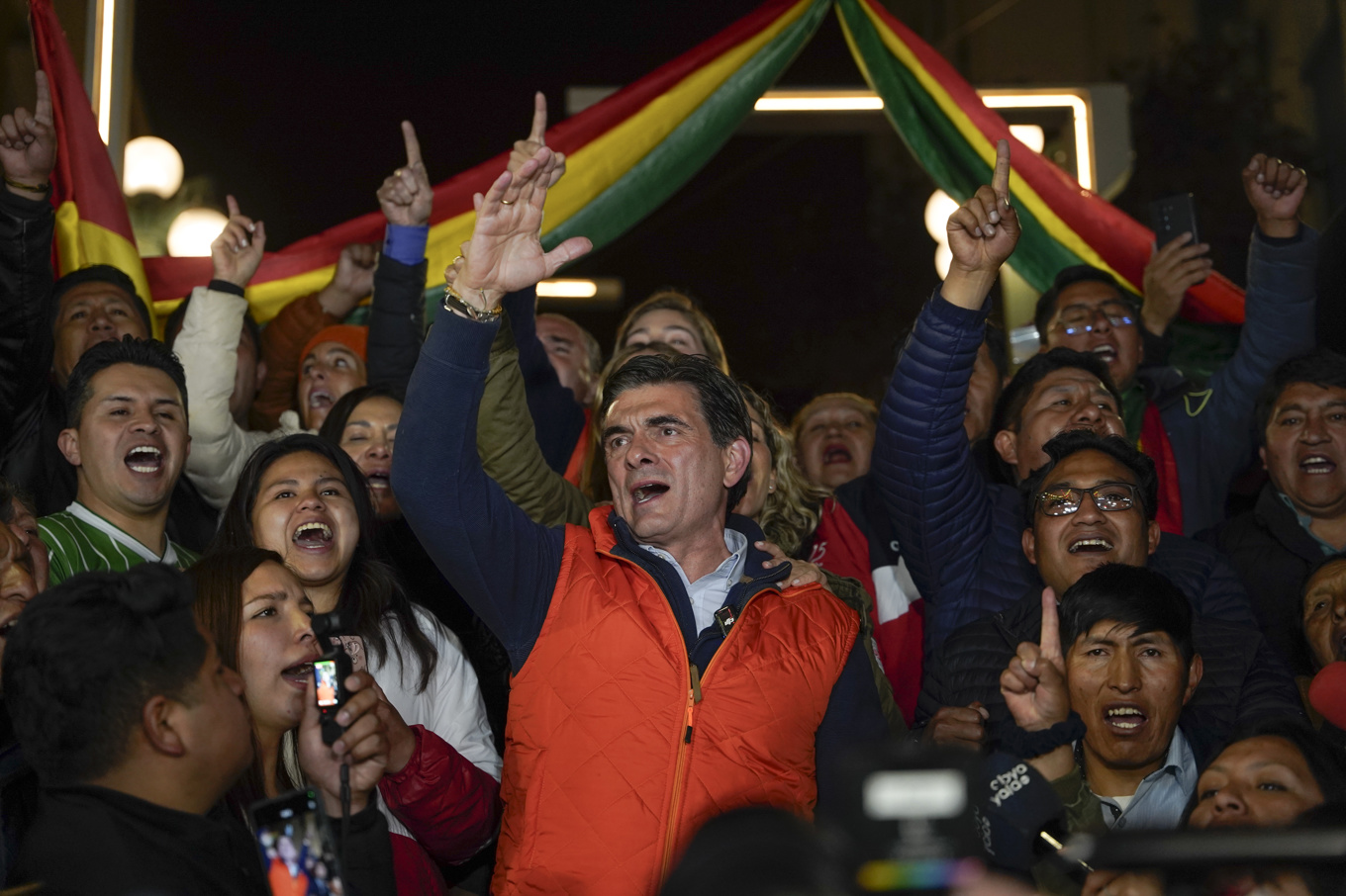 Presidentkandidaten Rodrigo Paz talar inför anhängare på söndagen. Foto: Freddy Barragan/AP/TT