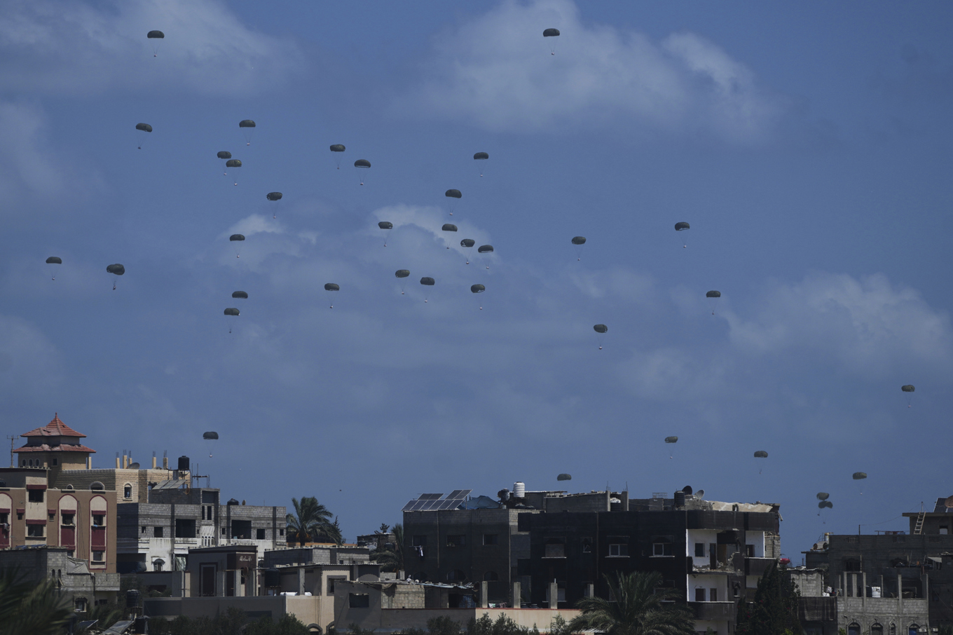 Lastpallar med nödhjälp släpptes över Gaza via flygplan på söndagen. Foto: Abdel Kareem Hana/AP/TT