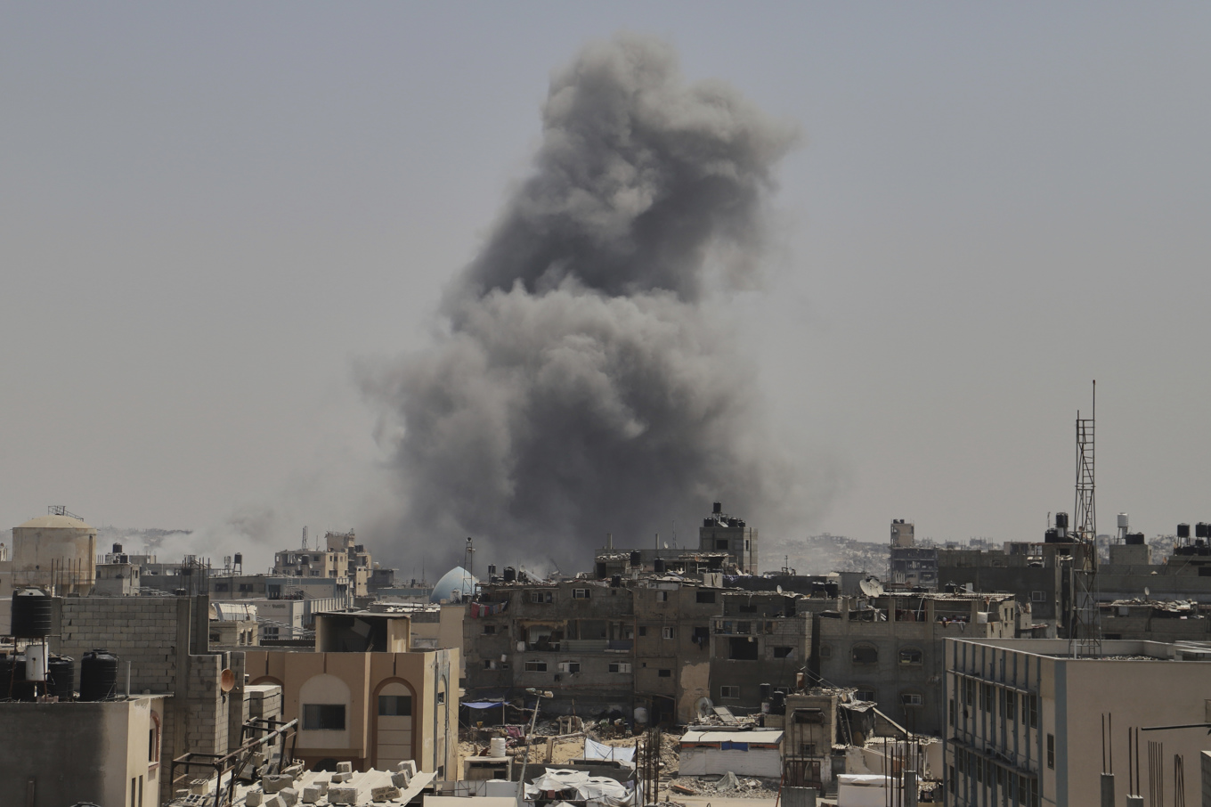 Rök över Gaza efter en israelisk attack mot Khan Younis i Gaza i fredags. Foto: Mariam Dagga/AP/TT