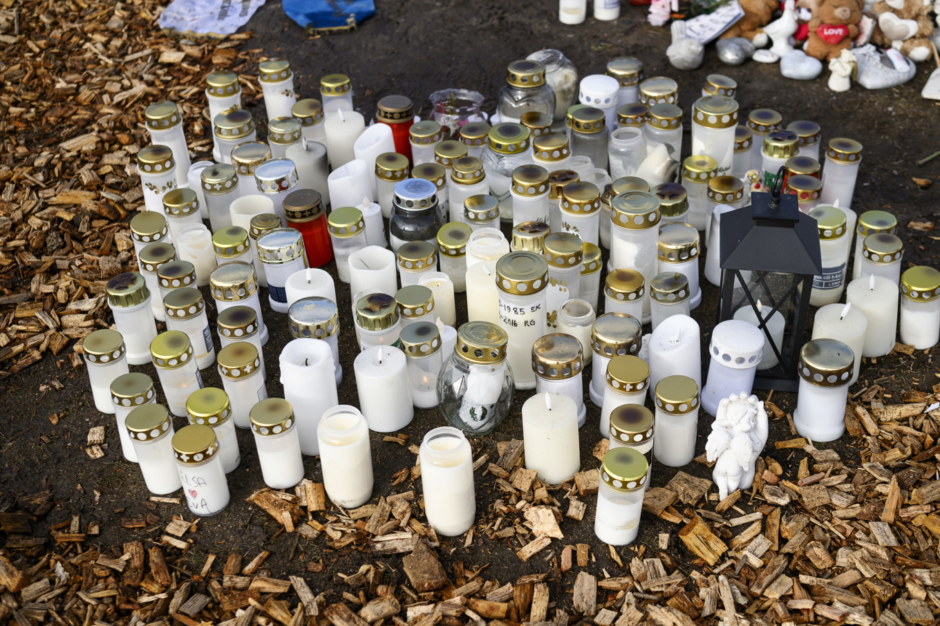 Ljus och blommor vid minnesplatsen utanför Risbergska skolan i Örebro. Arkivibild. Foto: Oscar Olsson/TT