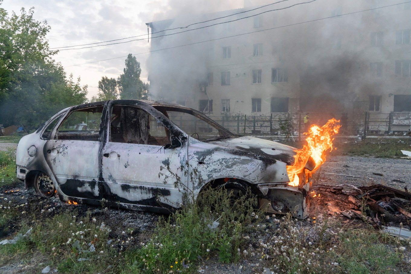 Flera bostadshus och bilar träffades i de ryska attackerna, enligt guvernören i Charkiv. Foto: Andrij Marienko/AP/TT